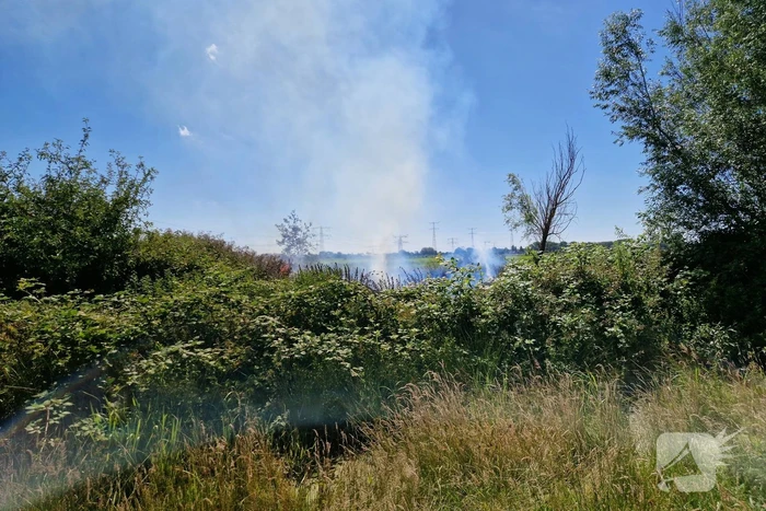 Weg afgesloten door flinke buitenbrand