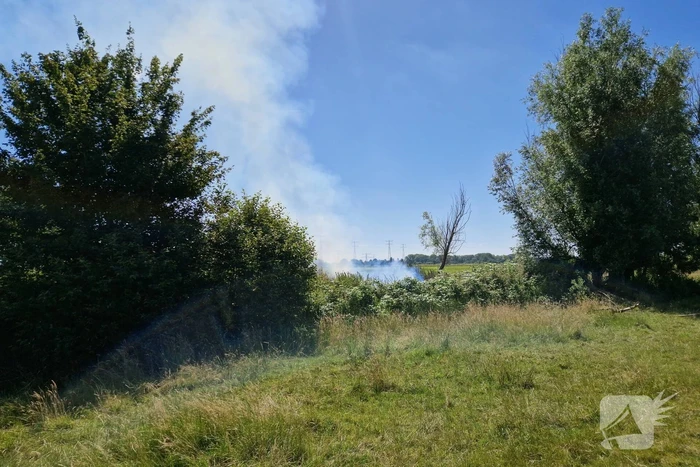 Weg afgesloten door flinke buitenbrand