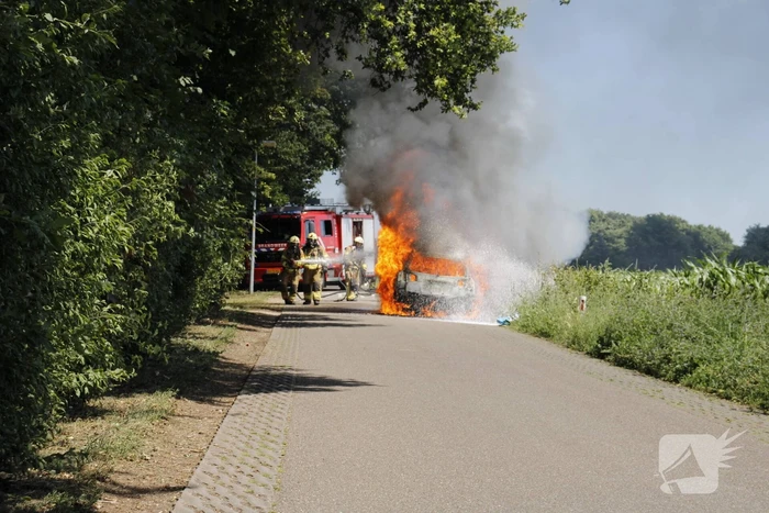 Auto verwoest door uitslaande brand