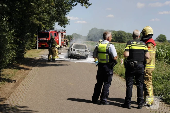 Auto verwoest door uitslaande brand