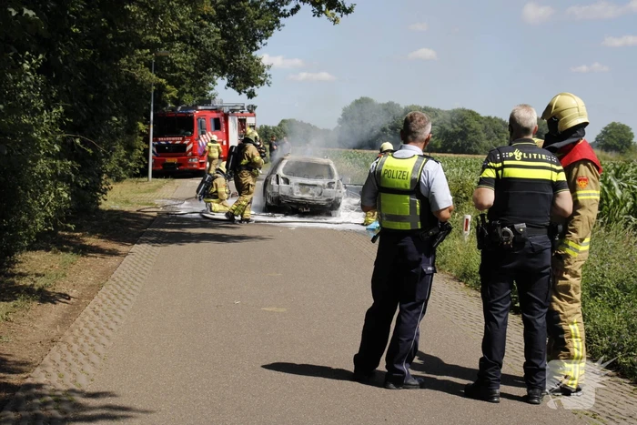 Auto verwoest door uitslaande brand