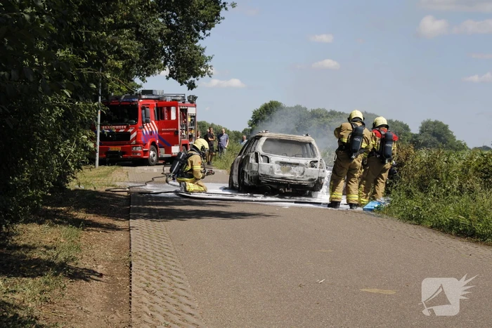 Auto verwoest door uitslaande brand