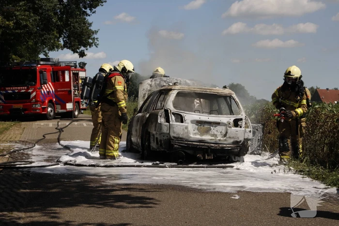 Auto verwoest door uitslaande brand