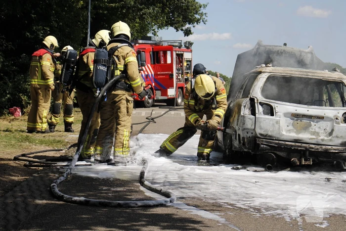 Auto verwoest door uitslaande brand
