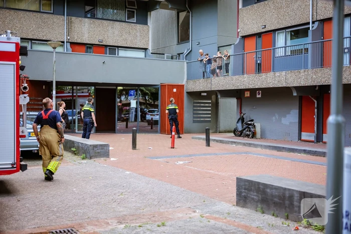 Brandweer doet onderzoek naar gaslucht in flatgebouw