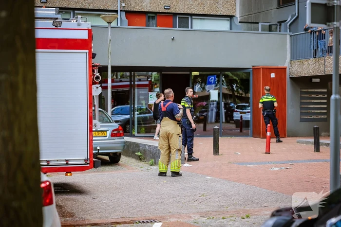 Brandweer doet onderzoek naar gaslucht in flatgebouw