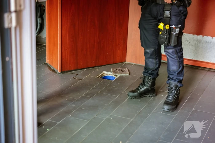 Brandweer doet onderzoek naar gaslucht in flatgebouw