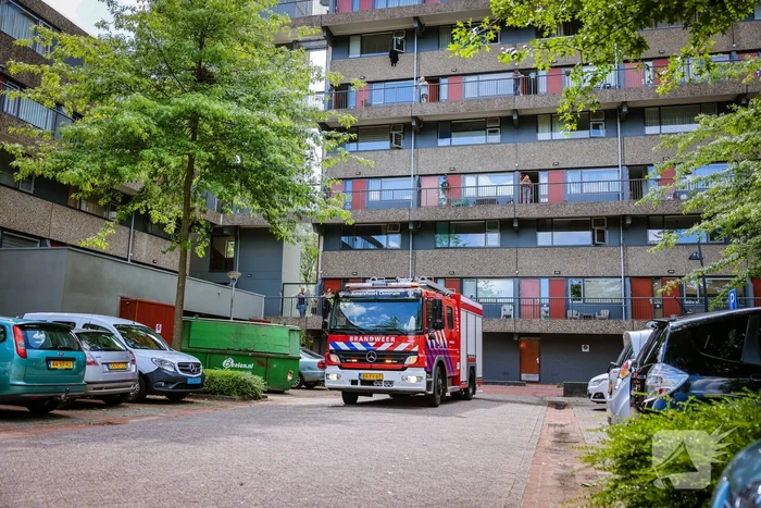 Brandweer doet onderzoek naar gaslucht in flatgebouw