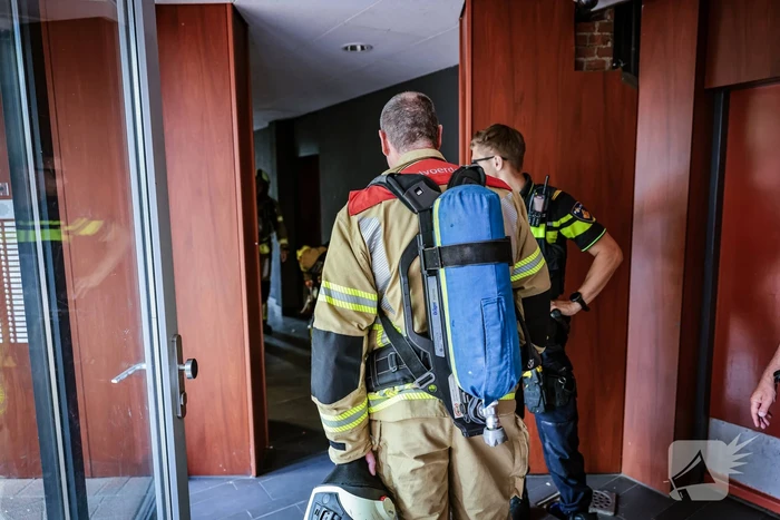 Brandweer doet onderzoek naar gaslucht in flatgebouw