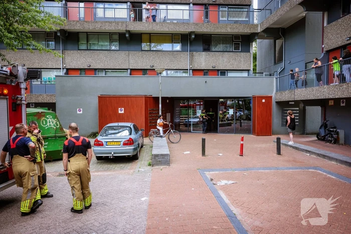 Brandweer doet onderzoek naar gaslucht in flatgebouw
