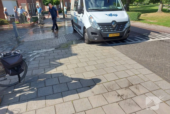 Straat blank door gesprongen waterleiding