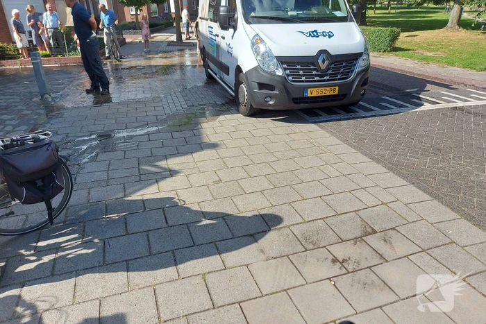 Straat blank door gesprongen waterleiding