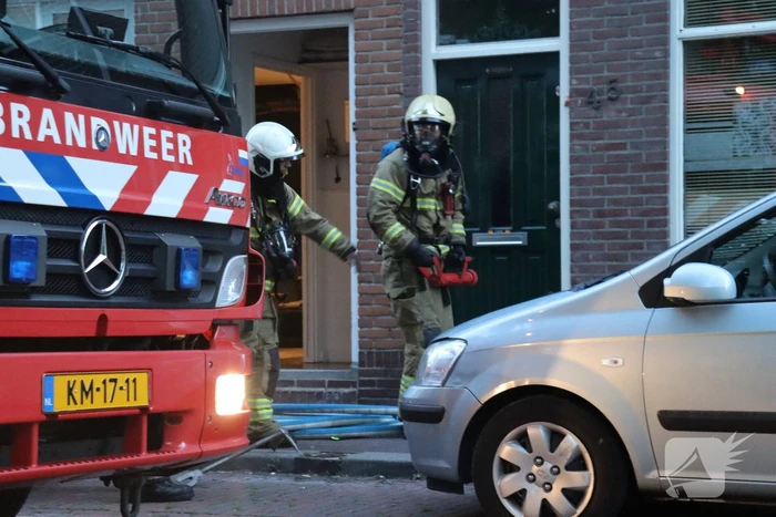 Brandweer forceert deur voor vlam in de pan