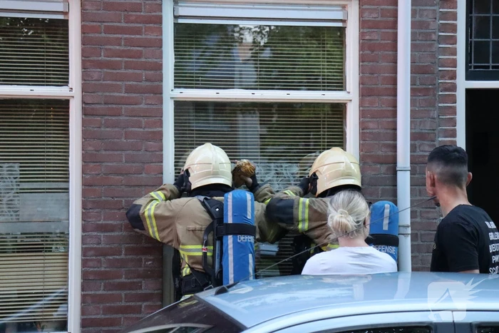 Brandweer forceert deur voor vlam in de pan