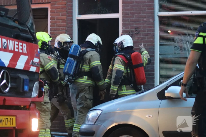 Brandweer forceert deur voor vlam in de pan