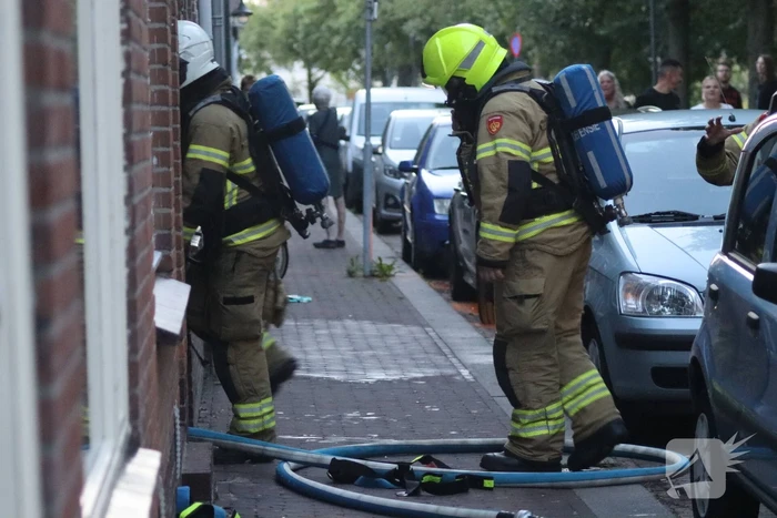 Brandweer forceert deur voor vlam in de pan
