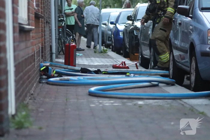 Brandweer forceert deur voor vlam in de pan