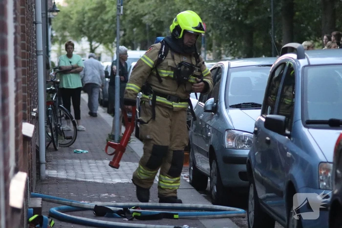 Brandweer forceert deur voor vlam in de pan