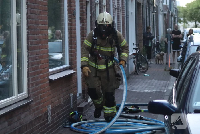 Brandweer forceert deur voor vlam in de pan