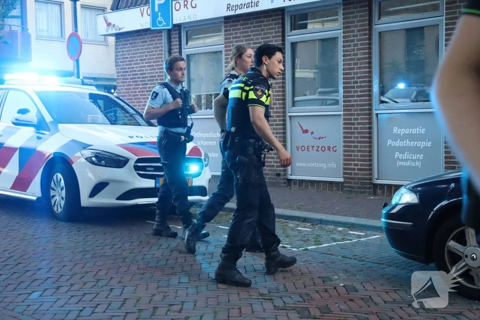 Brandweer forceert deur voor vlam in de pan