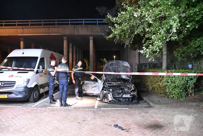 Geparkeerde auto uitgebrand op parkeerplaats