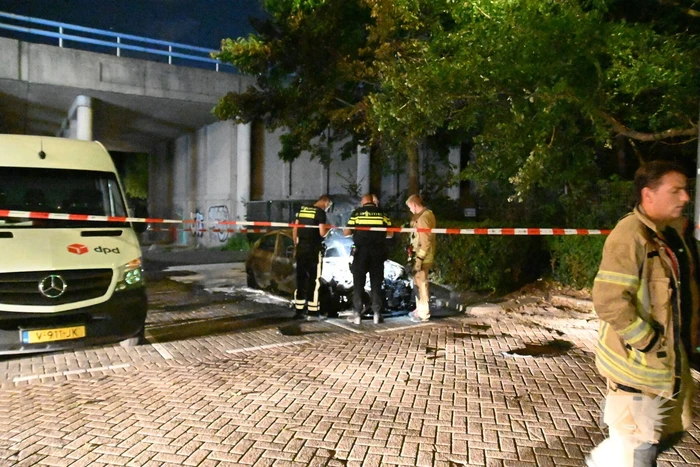 Geparkeerde auto uitgebrand op parkeerplaats
