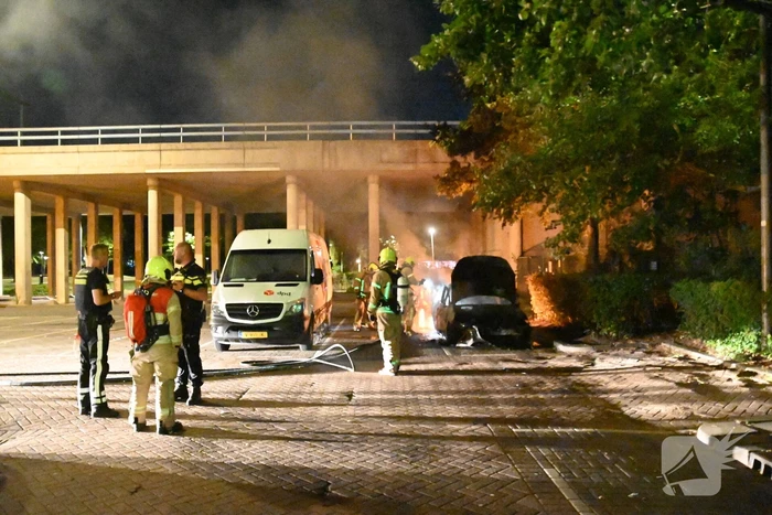 Geparkeerde auto uitgebrand op parkeerplaats