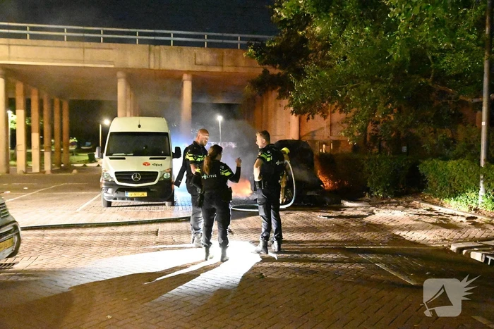 Geparkeerde auto uitgebrand op parkeerplaats