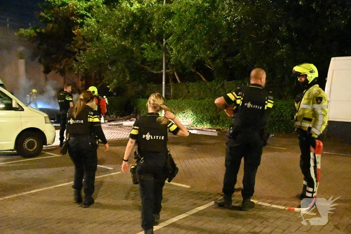 Geparkeerde auto uitgebrand op parkeerplaats