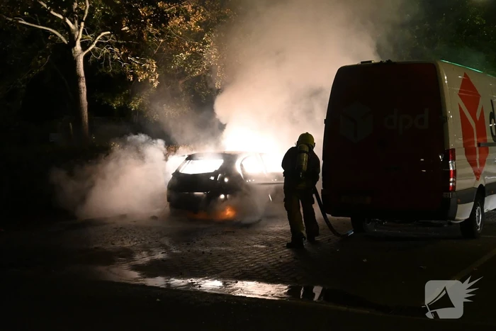 Geparkeerde auto uitgebrand op parkeerplaats