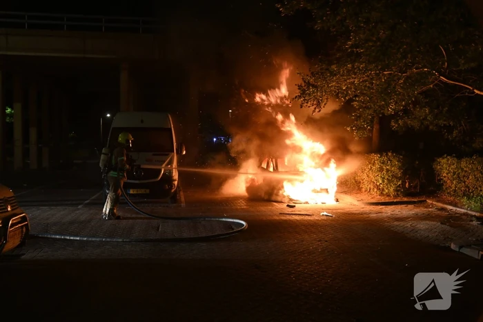 Geparkeerde auto uitgebrand op parkeerplaats
