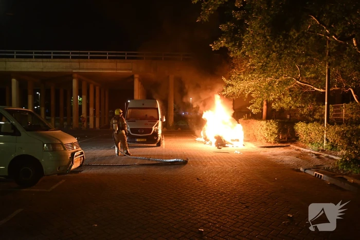 Geparkeerde auto uitgebrand op parkeerplaats