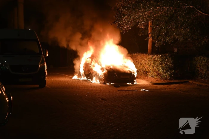 Geparkeerde auto uitgebrand op parkeerplaats