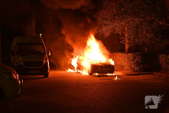 Geparkeerde auto uitgebrand op parkeerplaats