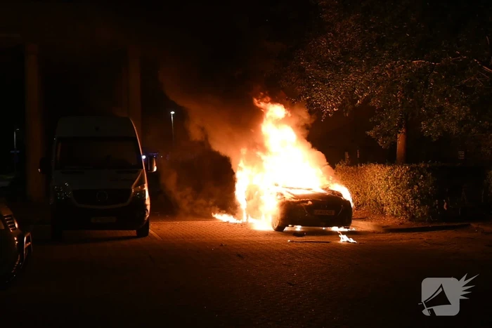 Geparkeerde auto uitgebrand op parkeerplaats