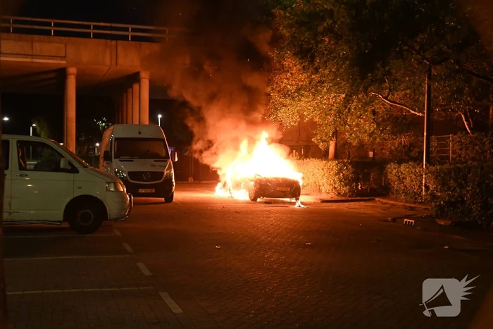 Geparkeerde auto uitgebrand op parkeerplaats