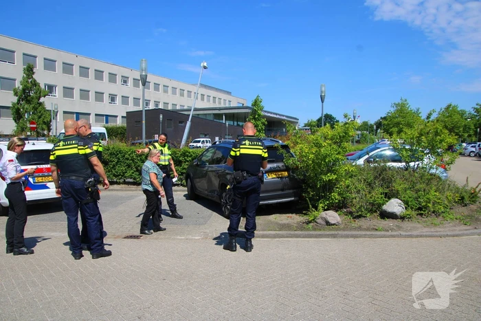 Bestuurder ramt meerdere geparkeerde auto's bij MCL ziekenhuis