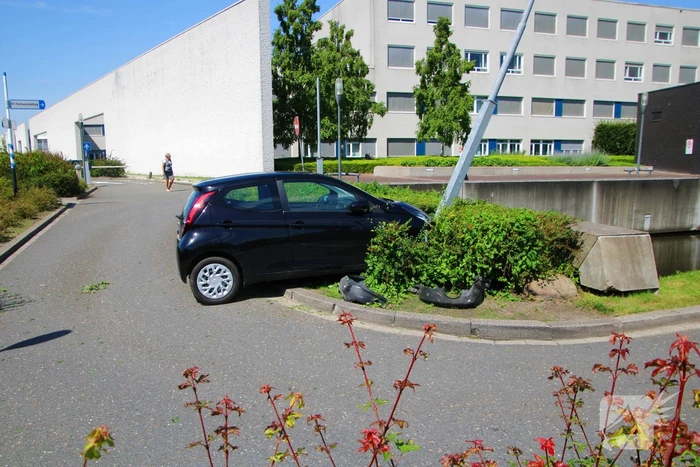 Bestuurder ramt meerdere geparkeerde auto's bij MCL ziekenhuis
