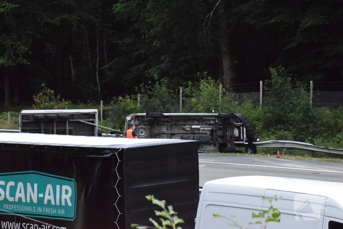 Bestelbus met aanhanger gekanteld