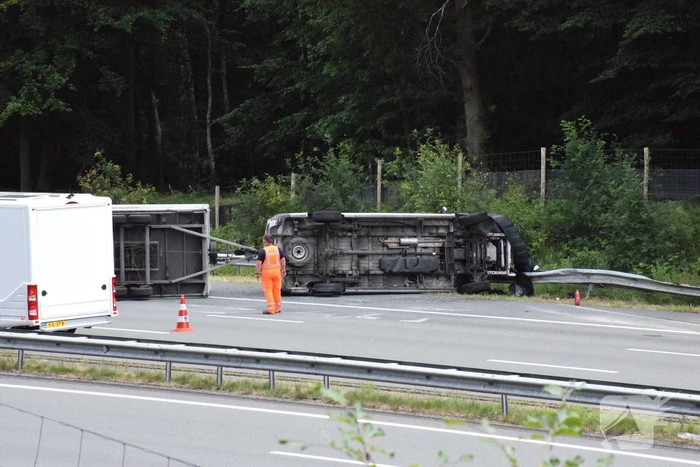 Bestelbus met aanhanger gekanteld