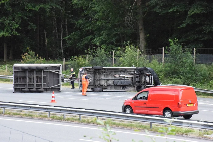 Bestelbus met aanhanger gekanteld