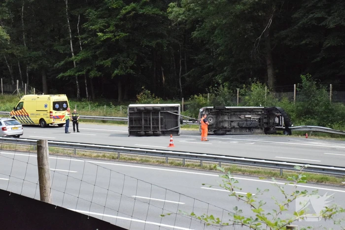 Bestelbus met aanhanger gekanteld