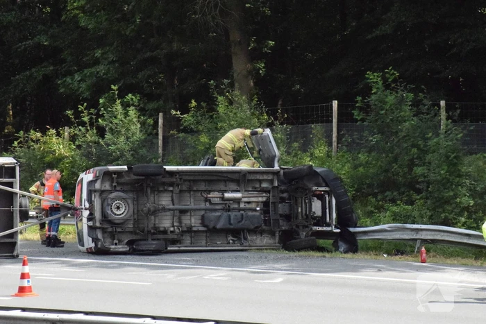 Bestelbus met aanhanger gekanteld
