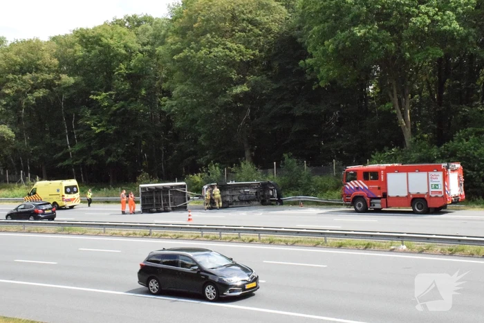 Bestelbus met aanhanger gekanteld