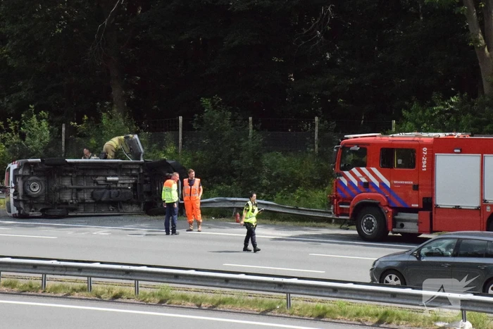 Bestelbus met aanhanger gekanteld