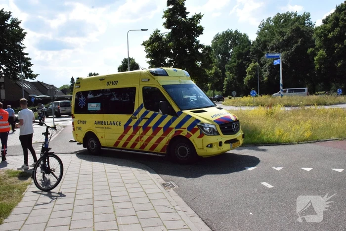 Scooterrijder aangereden door bestelbus op rotonde