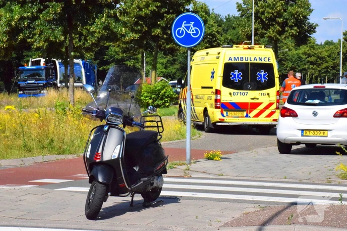 Scooterrijder aangereden door bestelbus op rotonde