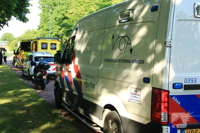 Scooterrijder en taxi betrokken bij botsing