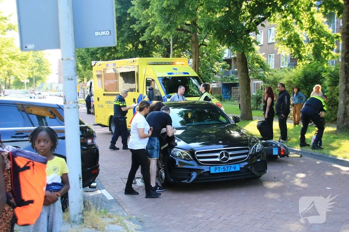 Scooterrijder en taxi betrokken bij botsing