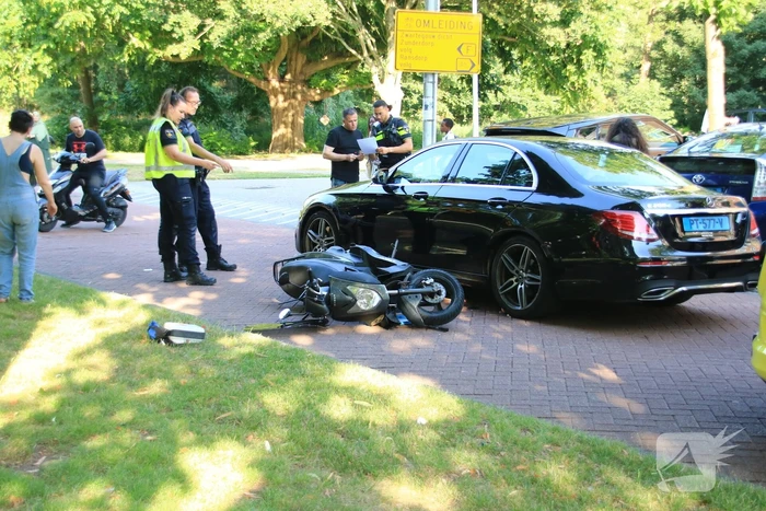 Scooterrijder en taxi betrokken bij botsing